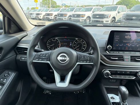 Used 2025 Nissan Altima 2.5 SV FWD image 25