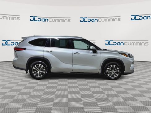 Used 2020 Toyota Highlander XLE AWD/4WD image 9