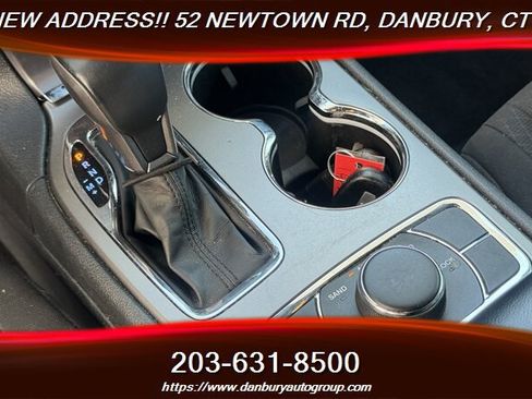 Used 2019 Jeep Grand Cherokee Laredo AWD/4WD image 22