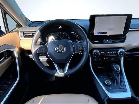 Used 2023 Toyota RAV4 XLE Premium image 8