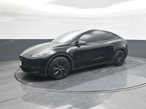 Used 2024 Tesla Model Y Long Range AWD/4WD image 1