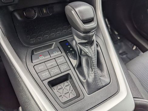 Used 2020 Toyota RAV4 LE w/ All Weather Liner Package AWD/4WD image 18