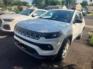 Used 2022 Jeep Compass Latitude image 1
