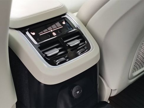 Certified 2024 Volvo XC90 T8 Plus w/ Protection Package Premier image 30