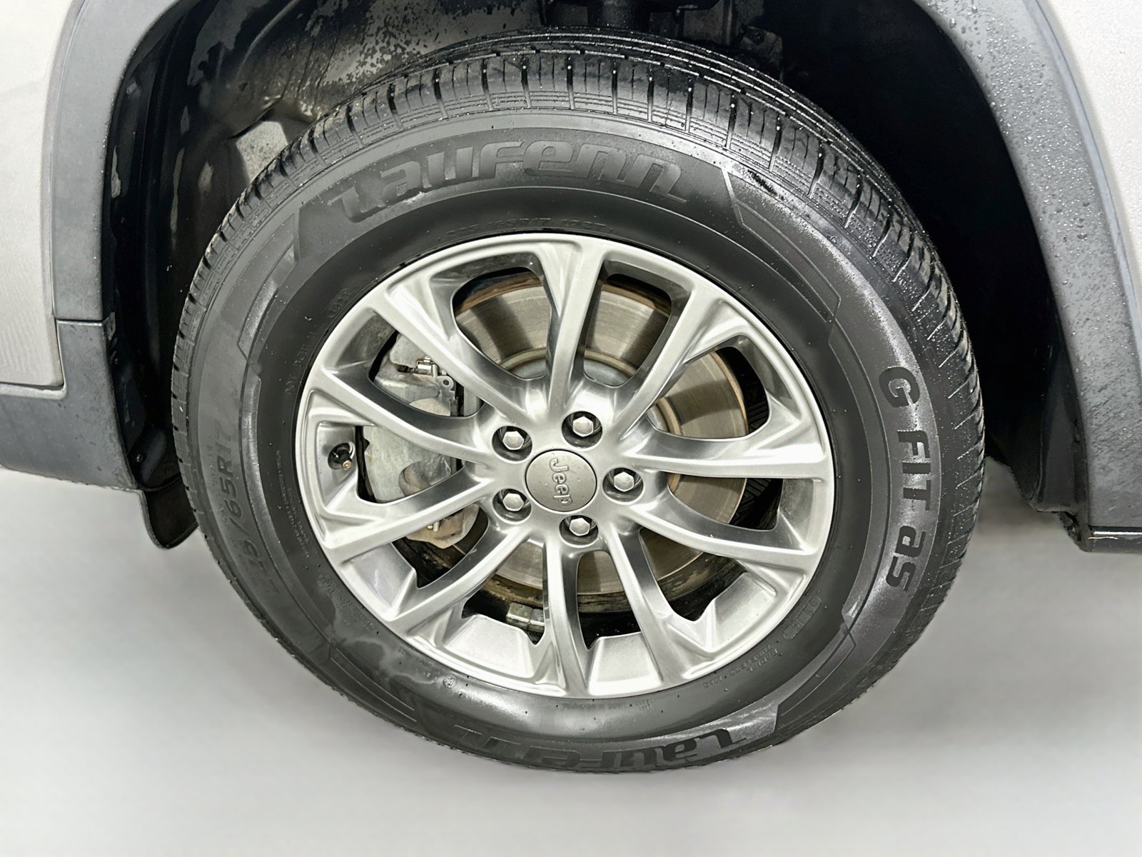 Used 2019 Jeep Cherokee Latitude Plus w/ Comfort/Convenience Group AWD/4WD image 30