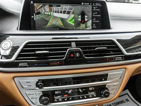 Used 2022 BMW 750i xDrive w/ Executive Package image 28