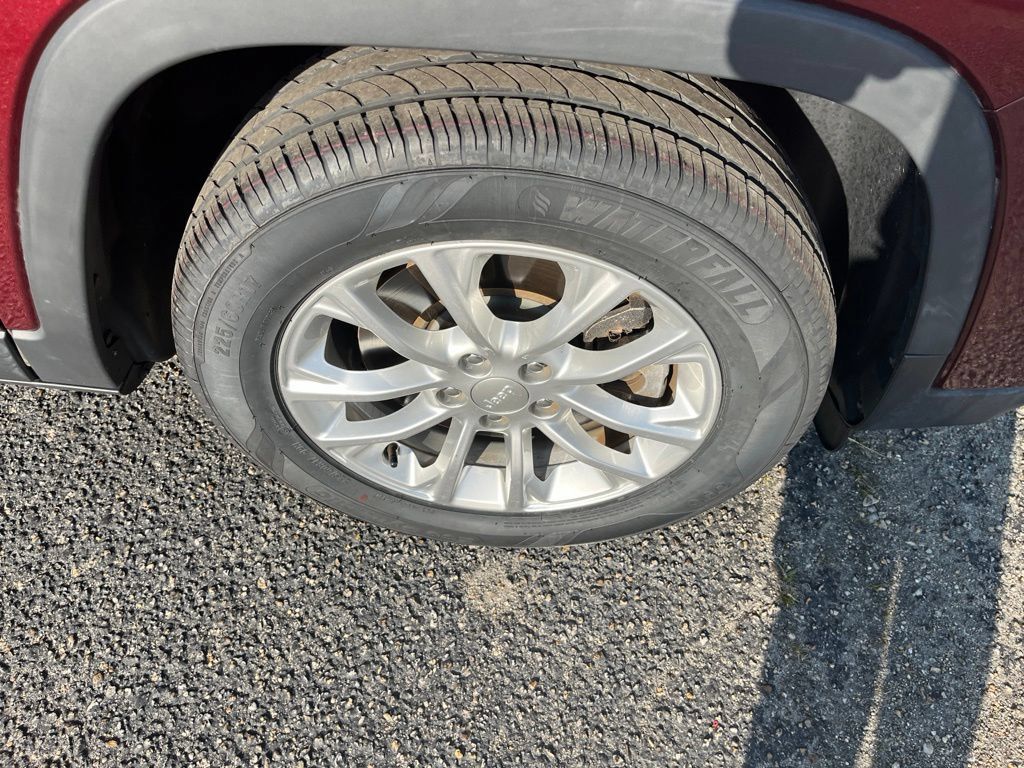 Used 2019 Jeep Cherokee Latitude w/ Popular Appearance Group FWD image 40