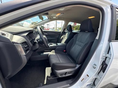Used 2025 Nissan Rogue SV FWD image 17