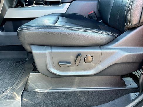 Used 2022 Ford F250 Lariat w/ Black Appearance Pkg AWD/4WD image 39