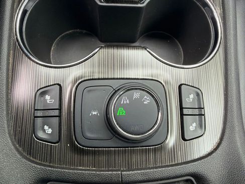 Used 2023 GMC Acadia SLT AWD/4WD image 30