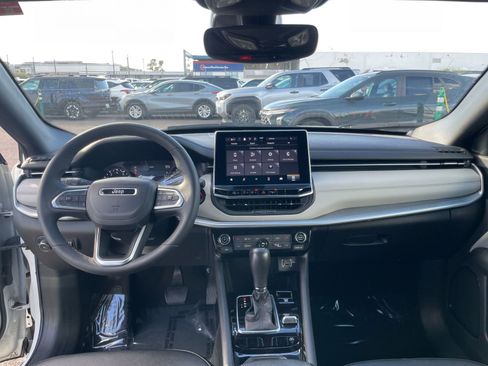 Used 2025 Jeep Compass Limited image 33