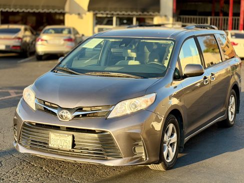 Used 2019 Toyota Sienna LE w/ Carpet Mat Package FWD image 6