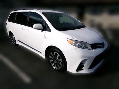 Used 2020 Toyota Sienna LE image 1