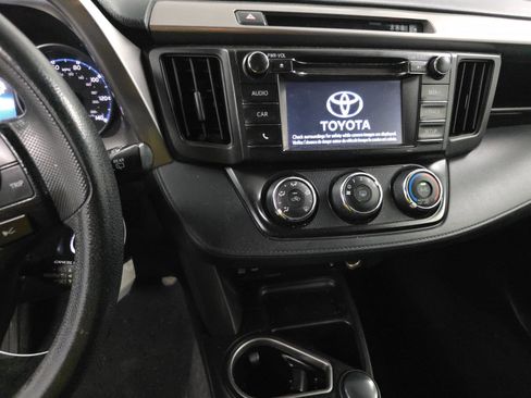 Used 2018 Toyota RAV4 LE FWD image 9
