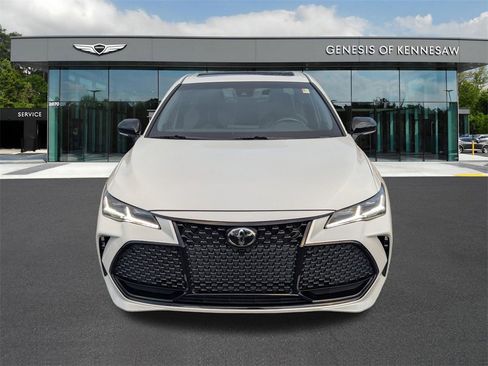 Used 2022 Toyota Avalon Touring image 2