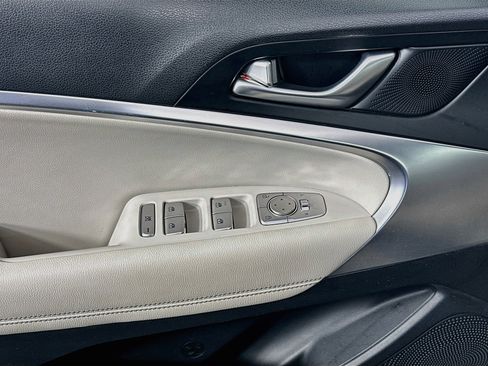 Used 2025 Genesis G70 2.5T RWD image 15