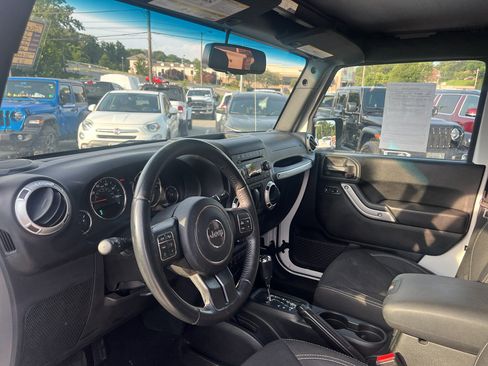 Used 2018 Jeep Wrangler Sahara w/ Connectivity Group AWD/4WD image 7