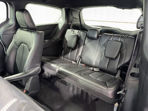 Used 2024 Chrysler Pacifica Select image 19