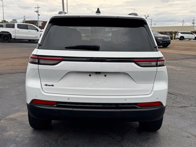 Used 2023 Jeep Grand Cherokee Altitude AWD/4WD image 4
