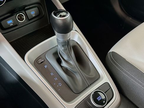 Used 2025 Hyundai Venue SEL image 24