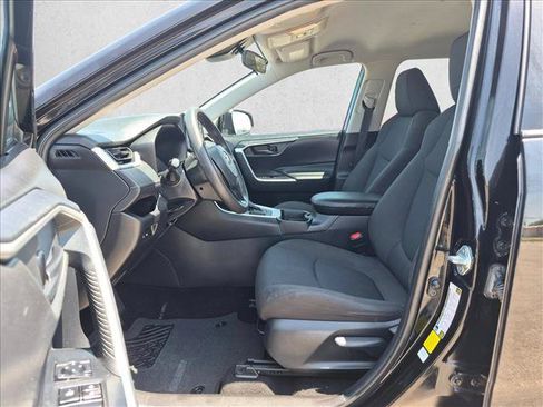 Used 2021 Toyota RAV4 LE FWD image 17