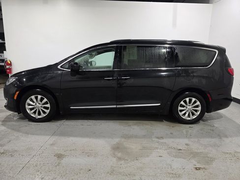 Used 2017 Chrysler Pacifica Touring-L Plus image 4
