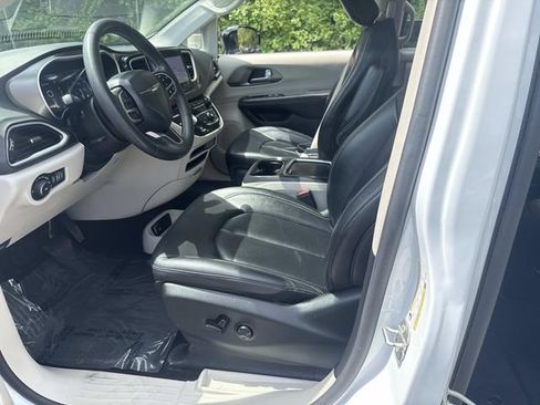 Used 2024 Chrysler Pacifica Touring-L FWD image 21