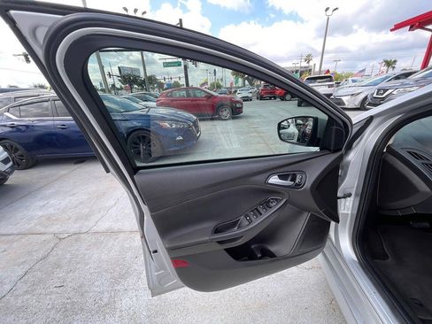 Used 2016 Ford Focus SE w/ SE Sport Package FWD image 6