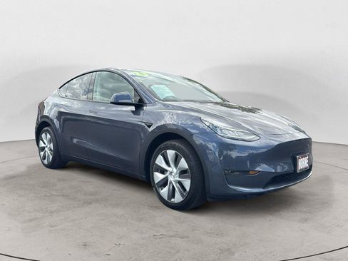 Used 2023 Tesla Model Y Long Range AWD/4WD image 1