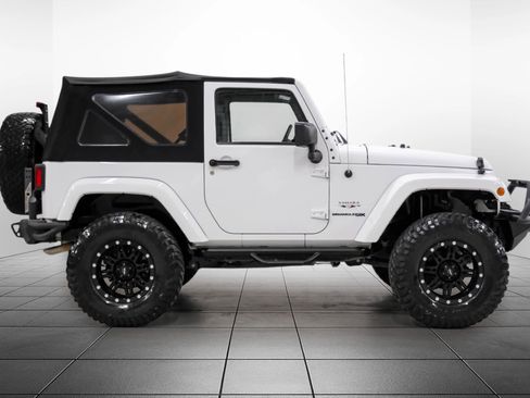 Used 2018 Jeep Wrangler Sahara w/ Connectivity Group AWD/4WD image 7