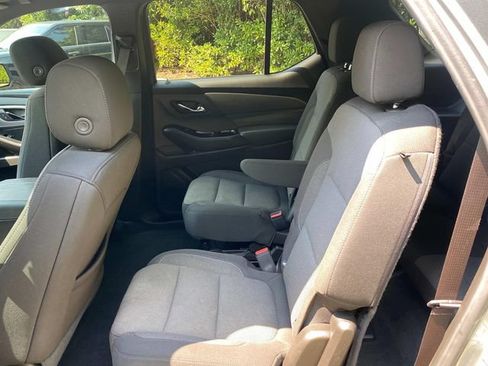 Used 2023 Chevrolet Traverse LT FWD image 9