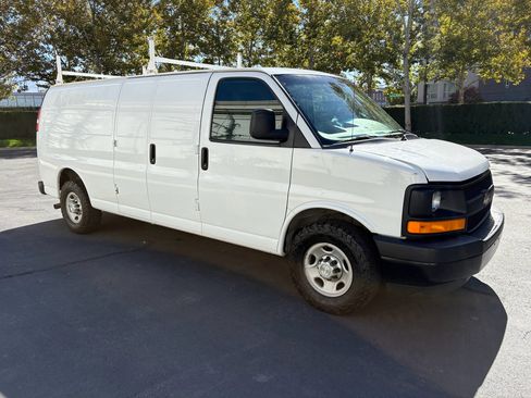 Used 2017 Chevrolet Express 2500 Extended image 6