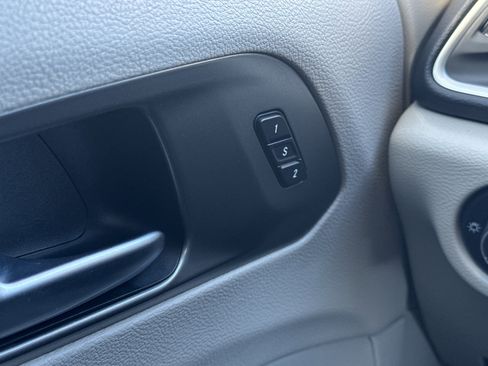 Used 2022 Chrysler Pacifica Touring-L image 28