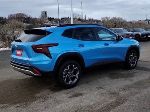 Certified 2025 Chevrolet Trax LT w/ LT Convenience Package image 8