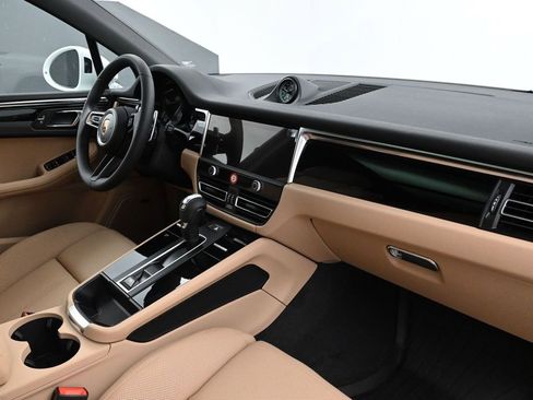 Used 2025 Porsche Macan image 14