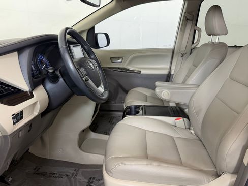 Used 2019 Toyota Sienna XLE w/ XLE Navigation Package FWD image 5