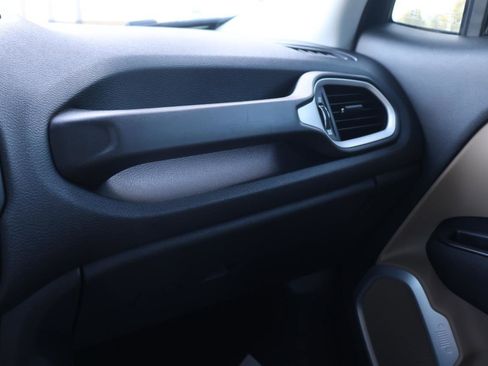 Used 2017 Jeep Renegade Latitude w/ Popular Equipment Group image 40