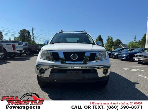 Used 2011 Nissan Frontier SL w/ Moonroof Pkg image 3
