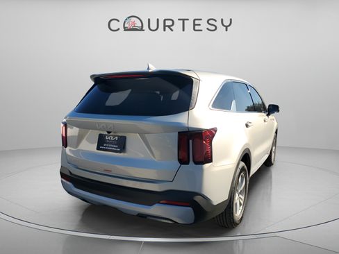 New 2026 Kia Sorento LX FWD image 4