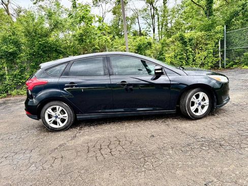 Used 2017 Ford Focus SE FWD image 2