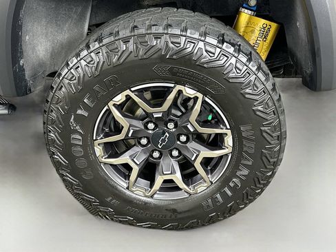Used 2024 Chevrolet Colorado ZR2 w/ Technology Package AWD/4WD image 31