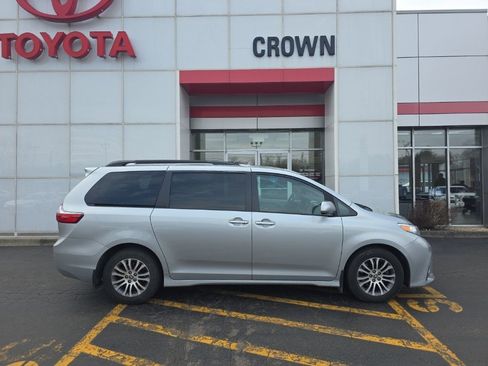 Used 2020 Toyota Sienna XLE image 2