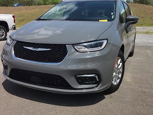 Used 2022 Chrysler Pacifica Touring-L FWD image 3