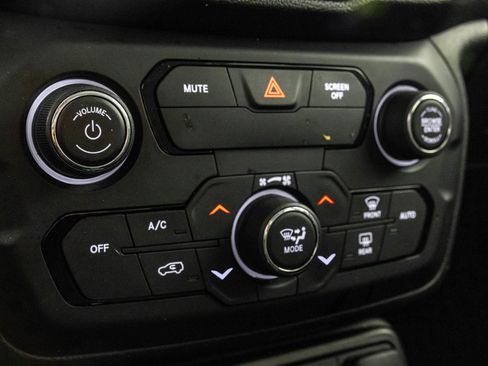 Used 2020 Jeep Renegade Latitude FWD image 29