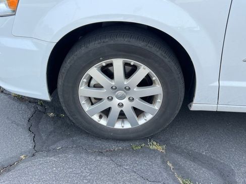 Used 2015 Chrysler Town & Country Touring image 14