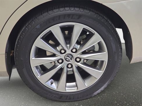 Used 2016 Toyota Camry XLE image 35