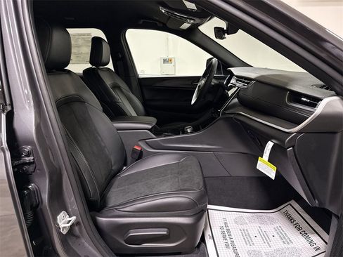 New 2025 Jeep Grand Cherokee L Laredo image 19