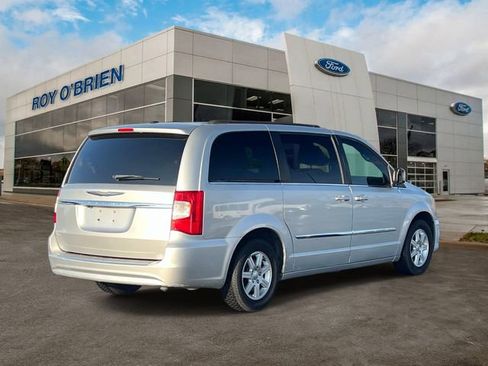 Used 2011 Chrysler Town & Country Touring w/ Driver Convenience Group image 5