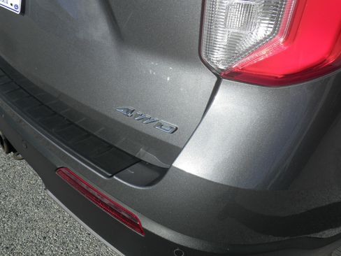 Certified 2022 Ford Explorer XLT w/ Equipment Group 202A image 10