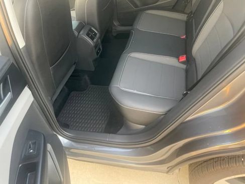Used 2022 Volkswagen Taos SE w/ Panoramic Sunroof Package FWD image 8